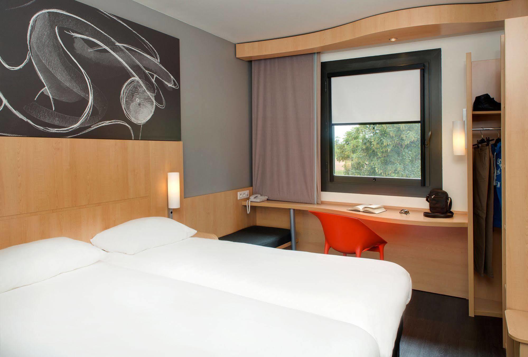 Ibis Montceau Les Mines Hotel Ngoại thất bức ảnh